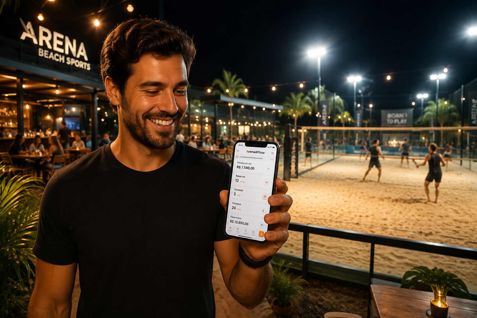 Proprietário de arena sorrindo com o ArenaXFlow aberto no celular, em uma quadra de beach tennis à noite